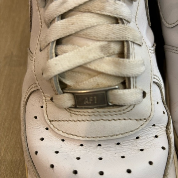 NIKE Sz 10.5 Air Force 1 Leather Low Top Lace Up Rubber Sole Basketball Sneakers - Picture 6 of 12